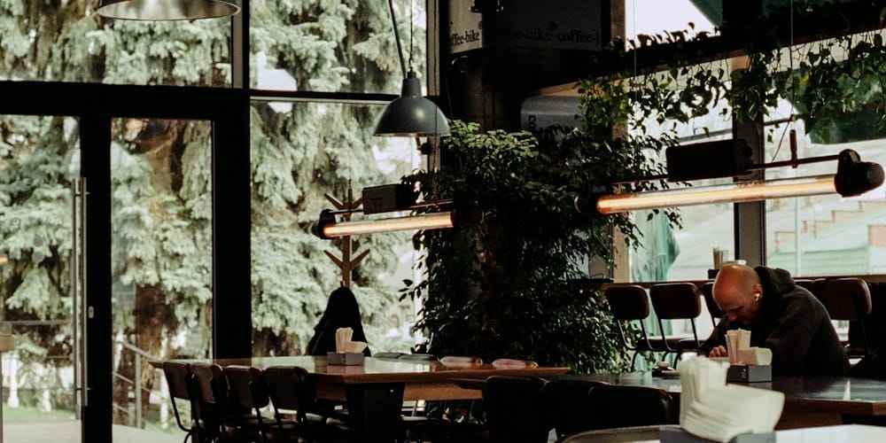 Restaurantzaal waar een ovellan AI-chatbot menu- en allergenenvragen in elke taal beantwoordt