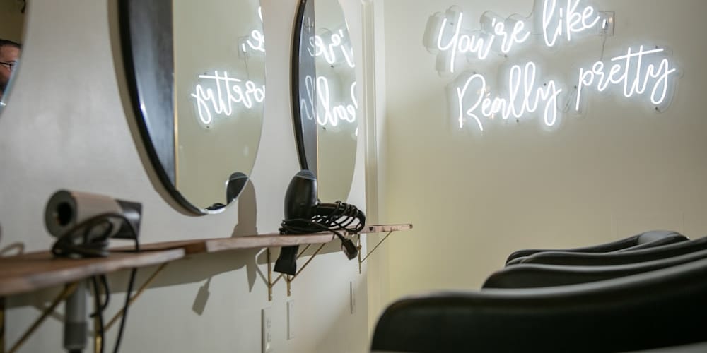 Kapsalon waar een ovellan AI-chatbot prijzen doorgeeft en vaste klanten opnieuw inboekt